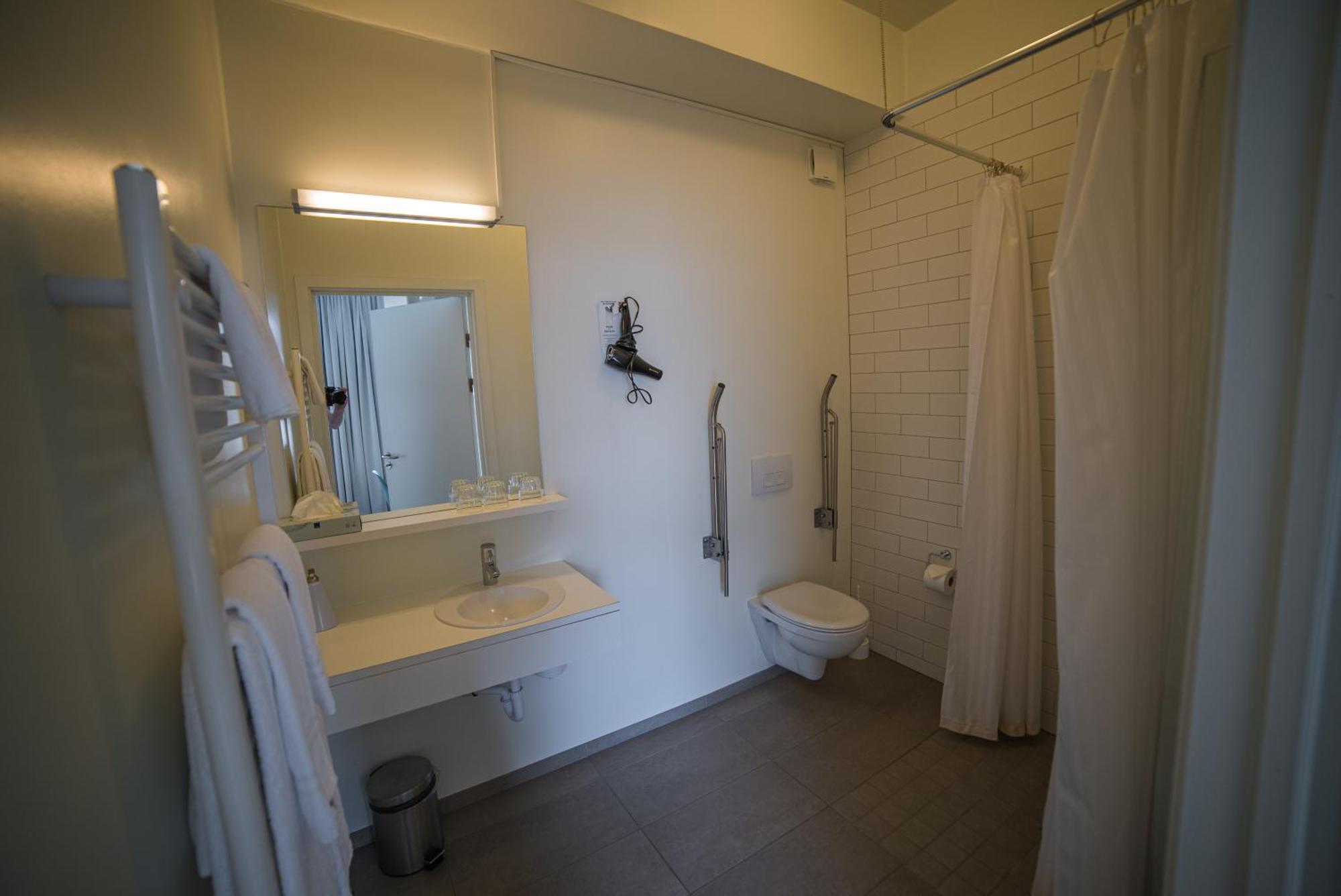 - Horn Hotel